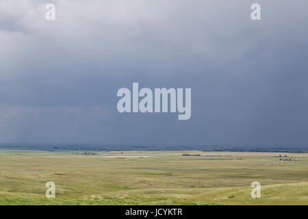 Tipi am Head-Smashed-In Buffalo Jump in Alberta, Kanada, The First Nations Jagdrevier diente seit 6.000 Jahren und ist heute die UNESCO eine Stockfoto