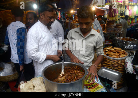 Kolkata, Indien. 17. Juni 2017. Indische muslimische Käufe und Verkäufe Iftar-Essen während des Ramadan, der heilige Fastenmonat Muslim am 17. Juni 2017 in Kalkutta. Muslime auf der ganzen Welt beobachten des Heiligen Monats Ramadan, wenn sie von morgens bis abends Essen verzichten. Bildnachweis: Saikat Paul/Pacific Press/Alamy Live-Nachrichten Stockfoto