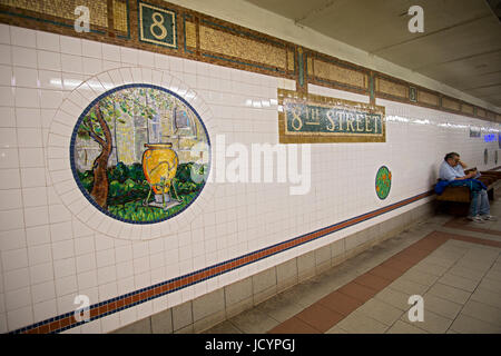 U-Bahn-Kunst an der 8th Street Station der Linien R und N auf dem Broadway und 8th Street in Greenwich Village in New York City. Stockfoto