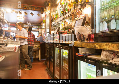 Die Bar von dem Lamm und Fahne Gastwirtschaft, Rose Street, Covent Garden, London, England, Vereinigtes Königreich Stockfoto