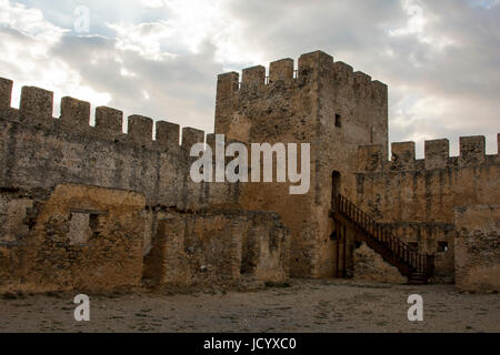 Gebaut im Jahre 1371 von der venezianischen Festung Frangokastello an Kretas Südküste, die nur die Wände als touristische Hotspot des Bereichs bleiben. Stockfoto