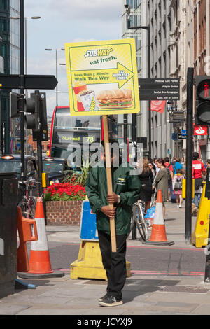 Mann trägt Bretter Werbung Subway Sandwich Shop, Bishopsgate, London, England, Vereinigtes Königreich Stockfoto