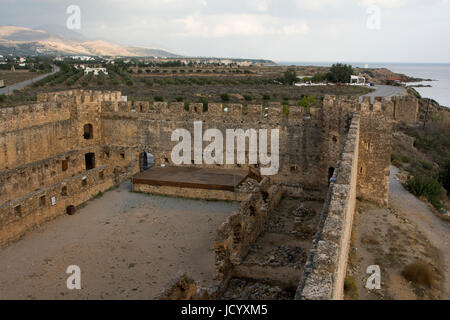 Gebaut im Jahre 1371 von der venezianischen Festung Frangokastello an Kretas Südküste, die nur die Wände als touristische Hotspot des Bereichs bleiben. Stockfoto