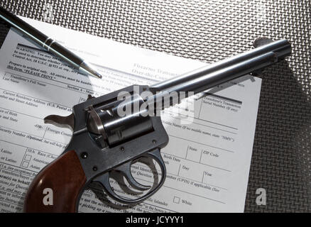 Revolver und Stift auf die Formalitäten, die erforderlich für eine Feuerwaffe zu übertragen Stockfoto