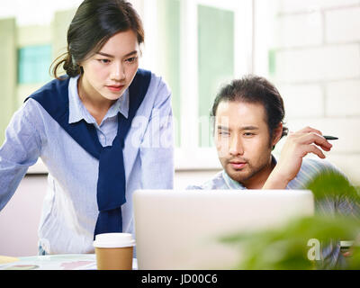 junge asiatische Geschäft Leute Team gemeinsam im Büro mit Laptop-Computer. Stockfoto