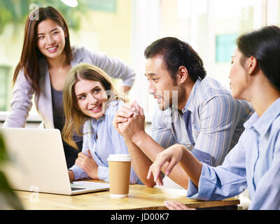 Team von multinationalen Geschäftsleute treffen im Büro Stockfoto