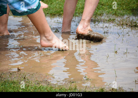 Füße im schlammigen Wasser Stockfoto