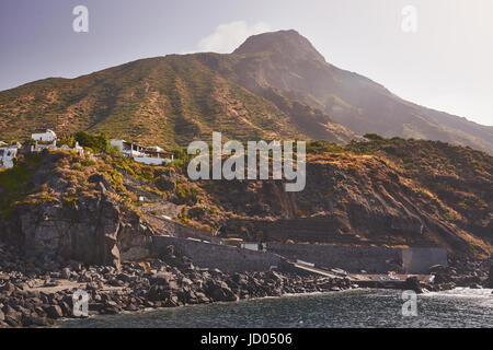 Äolischen Inseln - Ginostra - Sizilien - Hafen, Vulkan Stromboli im Hintergrund Stockfoto