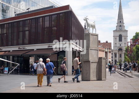 Ich Ziege Statue von Kenny Hunter und Christuskirche am Spitafields Markt, London Stockfoto