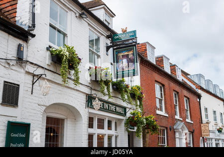 Greene King Pub "Hole in the Wall", St. Martin Straße, Chichester, eine Stadt und county Stadt von West Sussex, Südküste England, UK Stockfoto