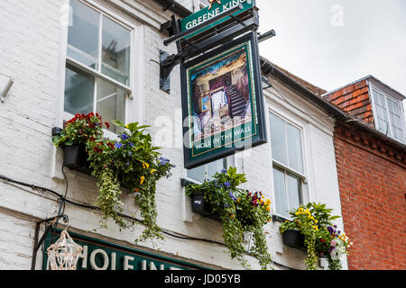 Greene King Pub Schild "Hole in the Wall", St. Martin Straße, Chichester, Stadt und Grafschaft Stadt von West Sussex, South coast England, UK Stockfoto