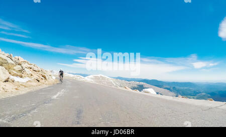 POV Sicht - Alpenstraße Mount Evans im Frühsommer befahren. Stockfoto