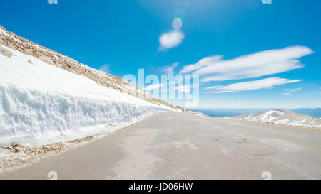 POV Sicht - Alpenstraße Mount Evans im Frühsommer befahren. Stockfoto