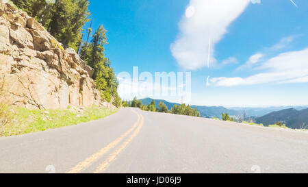 POV Sicht - Alpenstraße Mount Evans im Frühsommer befahren. Stockfoto