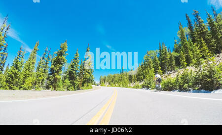 POV Sicht - Berg Autobahn befahren, im Sommer. Stockfoto