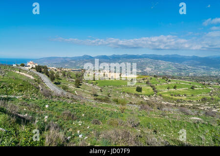 Blick nach Osten zum Troodos-Gebirge von E709 in der Nähe von Polis, westlichen Zypern Stockfoto