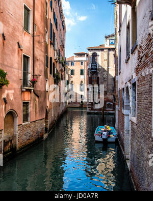 Italien, Venedig, San Marco.Typical venezianischen urbane Landschaft mit verwitterten Wasser beschädigt alte Häuser, Kanal & festgemachten Boot Stockfoto