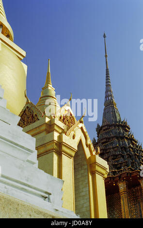 Der Phra Si Rattana Chedi und Phra Mondop, Tempel des Smaragd-Buddha, Grand Palace, Bangkok Stockfoto