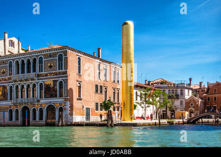 Venedig Italien. Dorsoduro The Golden Tower von James Lee Byars.Sculpture auf dem Campo San Vio neben Palazzo Barbarigo, goldene Pole im Grand Palace Stockfoto