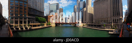 Eine 180º Blick nach Osten auf den Chicago River entlang des Flusses zu Fuß in Richtung La Salle Street aus den Wells Street Bridge. Stockfoto