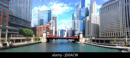 Blick nach Osten auf dem Chicago River entlang der River Walk in Richtung La Salle Street von Wells Street Bridge. Stockfoto