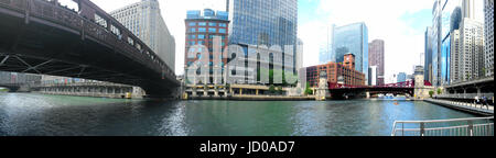 Eine 180º Blick nach Norden/Osten auf dem Chicago River entlang des Flusses zu Fuß in Richtung La Salle Street aus den Wells Street Bridge. Stockfoto