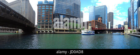 Blick nach Osten auf dem Chicago River entlang der River Walk in Richtung La Salle Street von Wells Street Bridge. Stockfoto