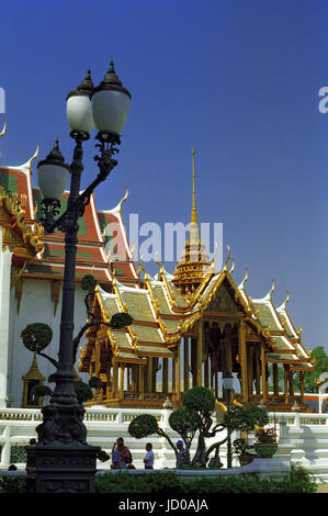 Phra Thinang Aphorn Phimok Prasat, König Rama IV robing Pavillon mit Phra Thinang Dusit Maha Prasat hinaus Grand Palace, Bangkok, Thailand Stockfoto