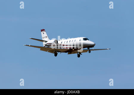 Eine private Cessna 560XL Citation Excel + [YU-PZM] auf kurze Finale Runway 31. Stockfoto