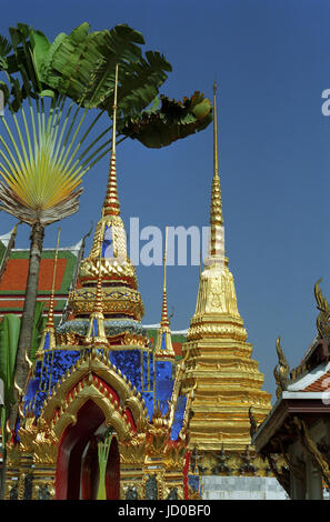 Aufwändige vergoldeten Schrein mit der goldenen Chedi hinaus Tempel des Smaragd-Buddha (Wat Phra Kaew), Grand Palace, Bangkok, Thailand Stockfoto