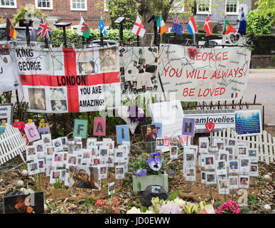 Ehrungen von Fans des Sängers George Michael auf einer improvisierten Heiligtum außerhalb des kürzlich verstorbenen Musikers Haus in Highgate, London im Jahr 2017 Stockfoto