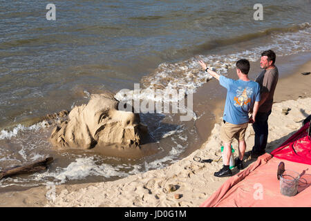 Sand Skulptur am Fluss Themse Strand in der Nähe von Gabriels Wharf, Southbank, London, England, UK. Stockfoto