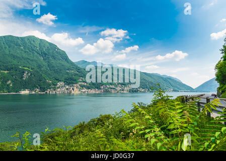 Lago di Lugano, Campione d ' Italia, Italien. Blick auf die kleine Stadt, berühmt für seine Casino und Lago di Lugano an einem schönen Sommertag Stockfoto