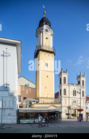 Banska Bystrica, Slowakei - august 06, 2015: Uhrturm mit St. Francis Xavier Church in Banska Bystrica, Slowakei Stockfoto