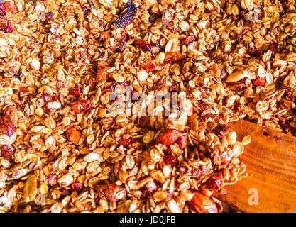 Hausgemachtem Müsli mit Rosinen und Honig Stockfoto