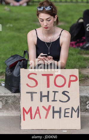 London, UK. 17. Juni 2017. Gegenüberliegenden Downing Street gegen PM Theresa May und Tory Partei DUP Koalitionsregierung zu protestieren. © Guy Corbishley/Alamy Live-Nachrichten Stockfoto