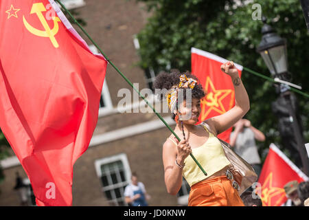 London, UK. 17. Juni 2017. Ein junges Mädchen venezolanischen schließt sich den Anti-Tory-Protest winken eine kommunistische Flagge zur Unterstützung ihrer Kollegen Demonstranten kämpfen die derzeitigen politische Unruhen in Caracas. Gegenüberliegenden Downing Street gegen PM Theresa May und Tory Partei DUP Koalition zu protestieren. © Guy Corbishley/Alamy Live-Nachrichten Stockfoto