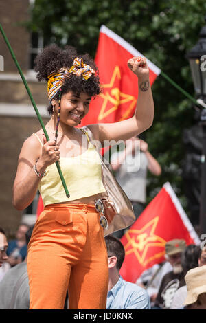 London, UK. 17. Juni 2017. Ein junges Mädchen venezolanischen schließt sich den Anti-Tory-Protest winken eine kommunistische Flagge zur Unterstützung ihrer Kollegen Demonstranten kämpfen die derzeitigen politische Unruhen in Caracas. Gegenüberliegenden Downing Street gegen PM Theresa May und Tory Partei DUP Koalition zu protestieren. © Guy Corbishley/Alamy Live-Nachrichten Stockfoto