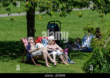 Bath, Großbritannien, 17. Juni 2017. Als das Vereinigte Königreich wird sich die wärmsten Wochenende des Jahres so weit zu genießen, ein paar abgebildet sind, wie sie Parade Gardens und die Sonne genießen. Stockfoto