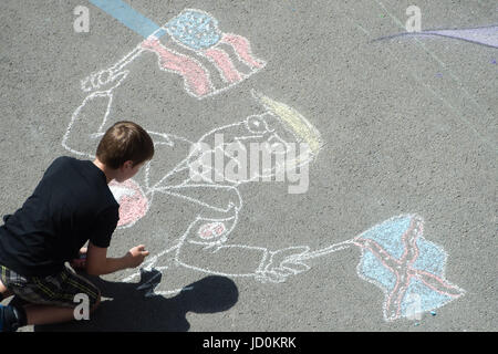 München, Deutschland. 17. Juni 2017. Ein Junge, Zeichnung mit Kreide auf einer autofreien Sendlinger Straße während Strassen.Mal.Fest (lit. Straße Zeichnung Festival) in München, 17. Juni 2017. Die Kampagne zielt darauf ab, Sendlinger Straße dauerhaft autofrei. Foto: Andreas Gebert/Dpa/Alamy Live-Nachrichten Stockfoto