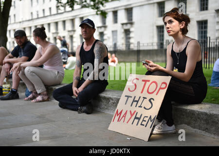 London, UK. 17. Juni 2017. Tausende von Demonstranten versammelten sich vor Downing Street gegen die konservative und DUP parlamentarischen "Versorgungs- und Vertrauen" zu tun. Bildnachweis: Jacob Sacks-Jones/Alamy Live-Nachrichten. Stockfoto