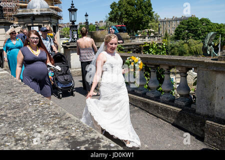 Bath, Großbritannien, 17. Juni 2017. Als das Vereinigte Königreich wird sich genießen es ist wärmsten Wochenende des Jahres so weit, eine Braut ist abgebildet, wie sie in die Parade Gardens geht. Stockfoto