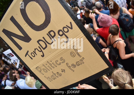 London, UK. 17. Juni 2017. Tausende von Demonstranten versammelten sich vor Downing Street gegen die konservative und DUP parlamentarischen "Versorgungs- und Vertrauen" zu tun. Bildnachweis: Jacob Sacks-Jones/Alamy Live-Nachrichten. Stockfoto