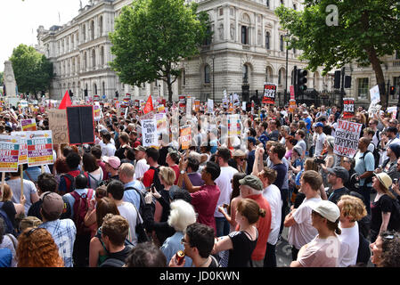 London, UK. 17. Juni 2017. Tausende von Demonstranten versammelten sich vor Downing Street gegen die konservative und DUP parlamentarischen "Versorgungs- und Vertrauen" zu tun. Bildnachweis: Jacob Sacks-Jones/Alamy Live-Nachrichten. Stockfoto