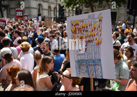 London, UK. 17. Juni 2017. Tausende von Demonstranten versammelten sich vor Downing Street gegen die konservative und DUP parlamentarischen "Versorgungs- und Vertrauen" zu tun. Bildnachweis: Jacob Sacks-Jones/Alamy Live-Nachrichten. Stockfoto