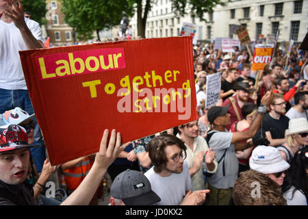 London, UK. 17. Juni 2017. Tausende von Demonstranten versammelten sich vor Downing Street gegen die konservative und DUP parlamentarischen "Versorgungs- und Vertrauen" zu tun. Bildnachweis: Jacob Sacks-Jones/Alamy Live-Nachrichten. Stockfoto