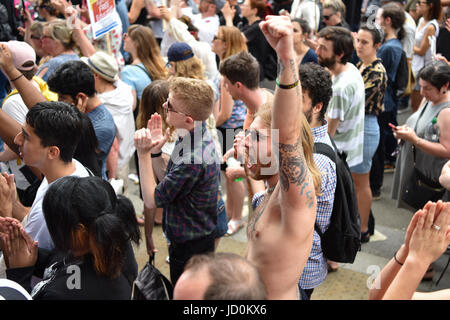 London, UK. 17. Juni 2017. Tausende von Demonstranten versammelten sich vor Downing Street gegen die konservative und DUP parlamentarischen "Versorgungs- und Vertrauen" zu tun. Bildnachweis: Jacob Sacks-Jones/Alamy Live-Nachrichten. Stockfoto