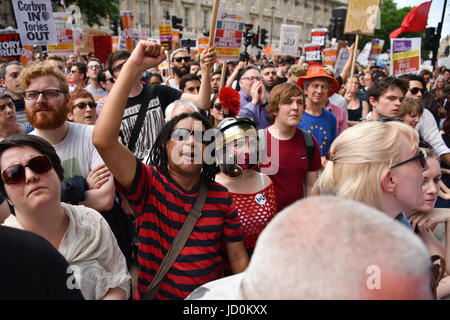 London, UK. 17. Juni 2017. Tausende von Demonstranten versammelten sich vor Downing Street gegen die konservative und DUP parlamentarischen "Versorgungs- und Vertrauen" zu tun. Bildnachweis: Jacob Sacks-Jones/Alamy Live-Nachrichten. Stockfoto