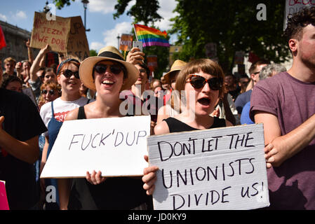 London, UK. 17. Juni 2017. Tausende von Demonstranten versammelten sich vor Downing Street gegen die konservative und DUP parlamentarischen "Versorgungs- und Vertrauen" zu tun. Bildnachweis: Jacob Sacks-Jones/Alamy Live-Nachrichten. Stockfoto