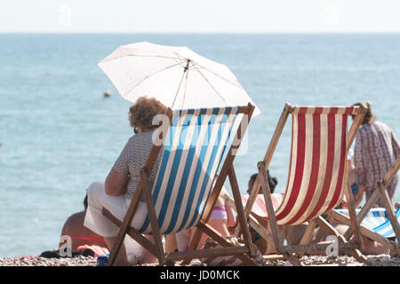 Brighton, Sussex, UK. 17. Juni 2017. Brighton Beach ist vollgepackt mit Sonnenanbeter in der Nachmittagssonne an einem heißen, sengenden Tag Credit: Amer Ghazzal/Alamy Live-Nachrichten Stockfoto